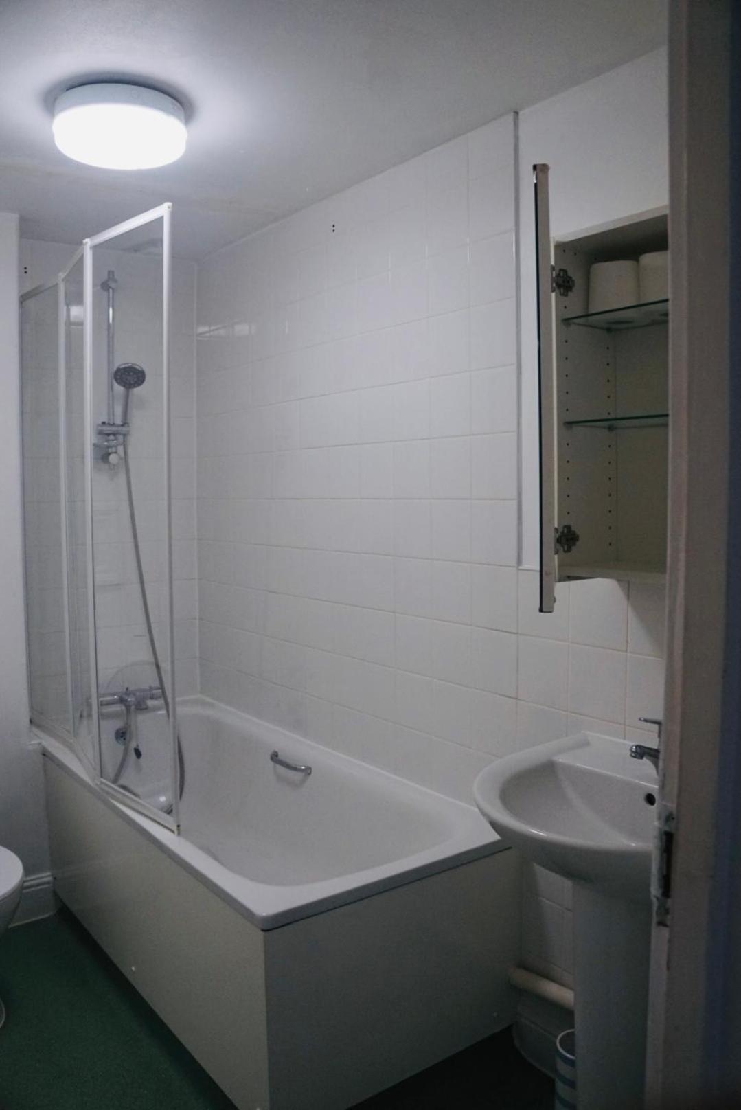 Bustling Western Apartment London
