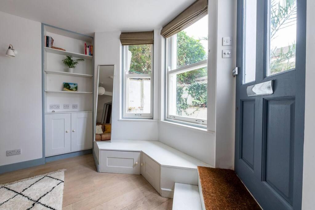Leilighet Lovely Self-contained Basement With Kitchen London