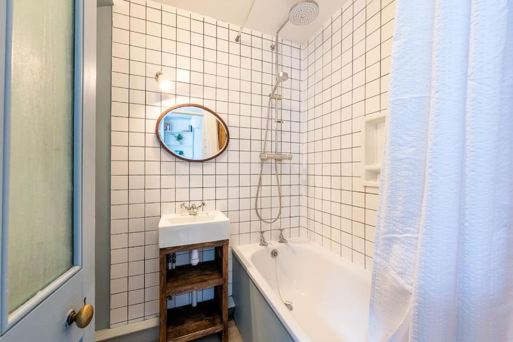 Lovely Self-contained Basement With Kitchen Leilighet *