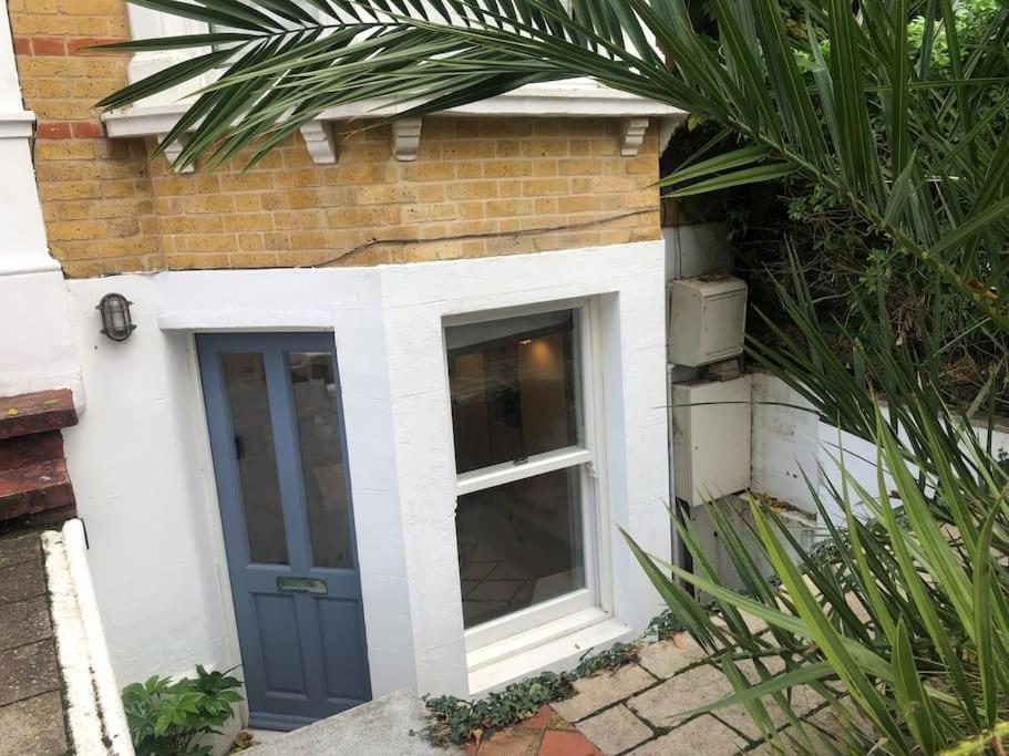 Leilighet Lovely Self-contained Basement With Kitchen