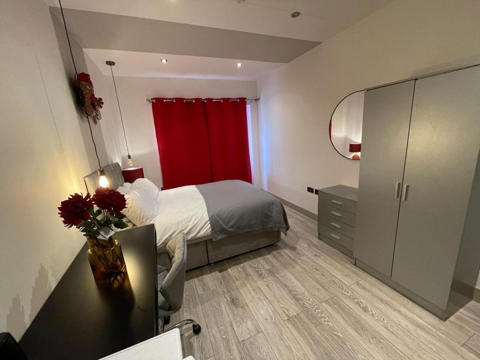 Letzi Premium Cozy Retreat Private En-Suite Rooms, Wembley *