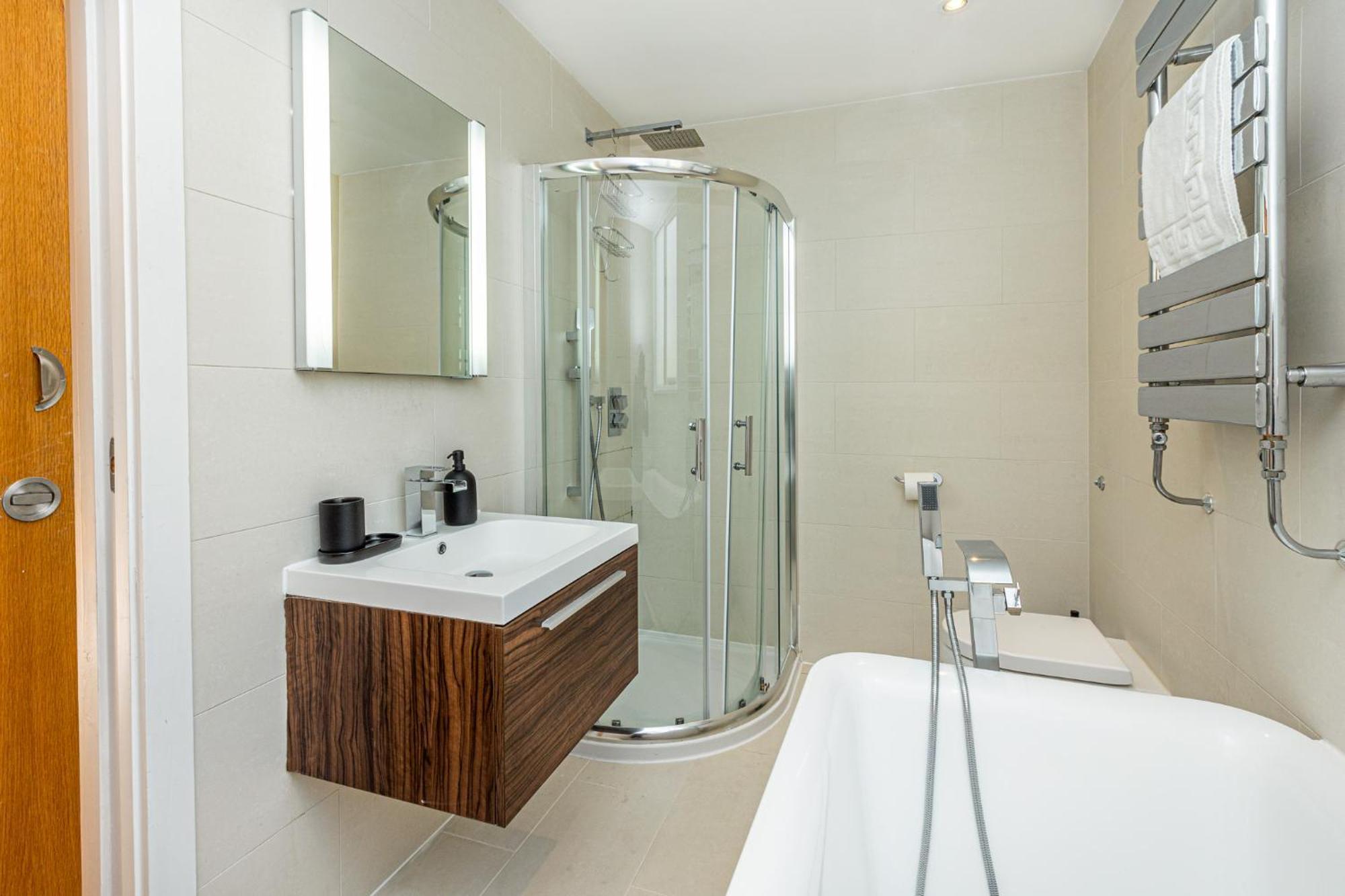 Fantastic Multilevel 3br, Vibrant Angel, 5min Tube Apartamento *