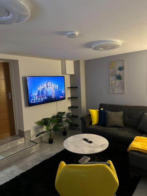 Apartment Stylish Entire 2bed London
