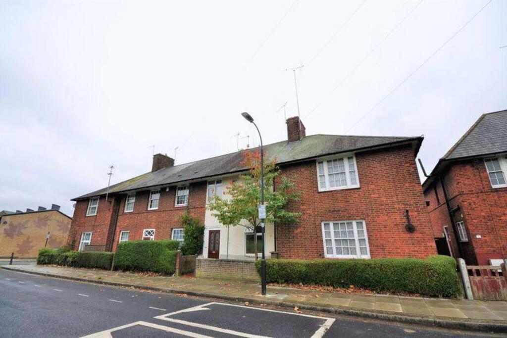 With Garden 4 Stop To Holland Park Apartment *