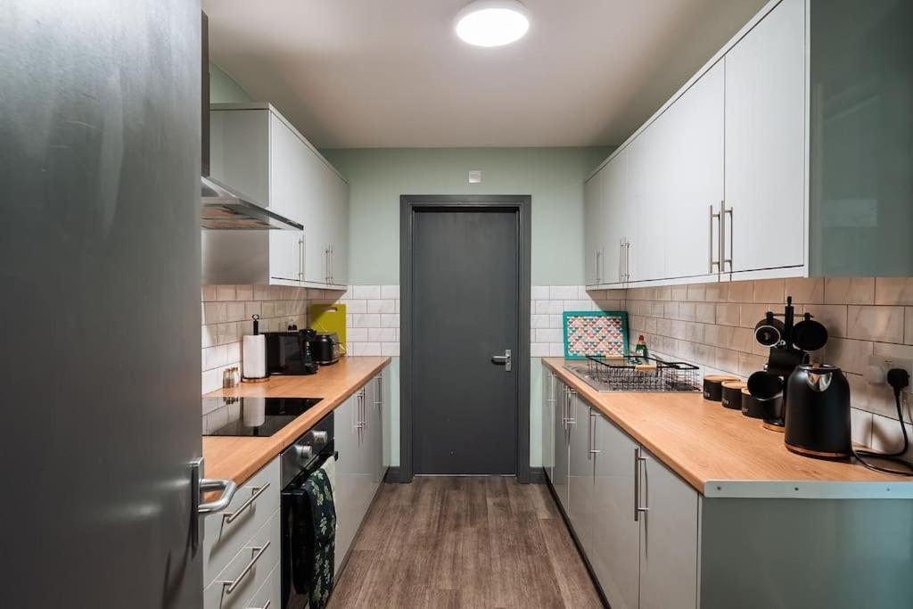 Holiday home Edmonton - 4 Bedrooms, Sleeps 8, 3 Bathroom Contractor Base London