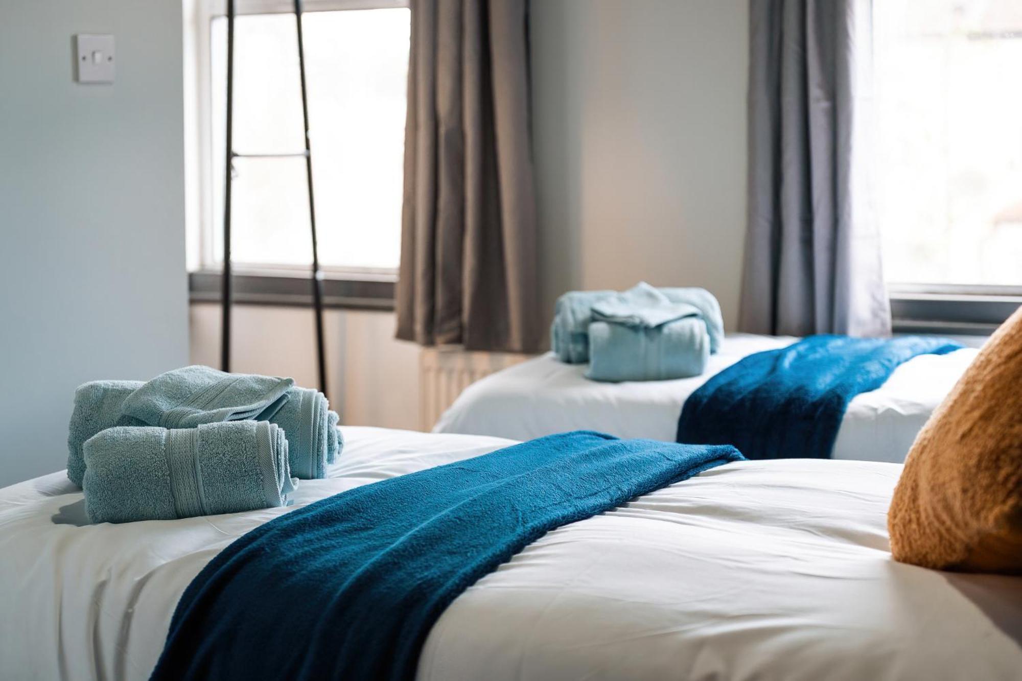 Edmonton - 4 Bedrooms, Sleeps 8, 3 Bathroom Contractor Base * London
