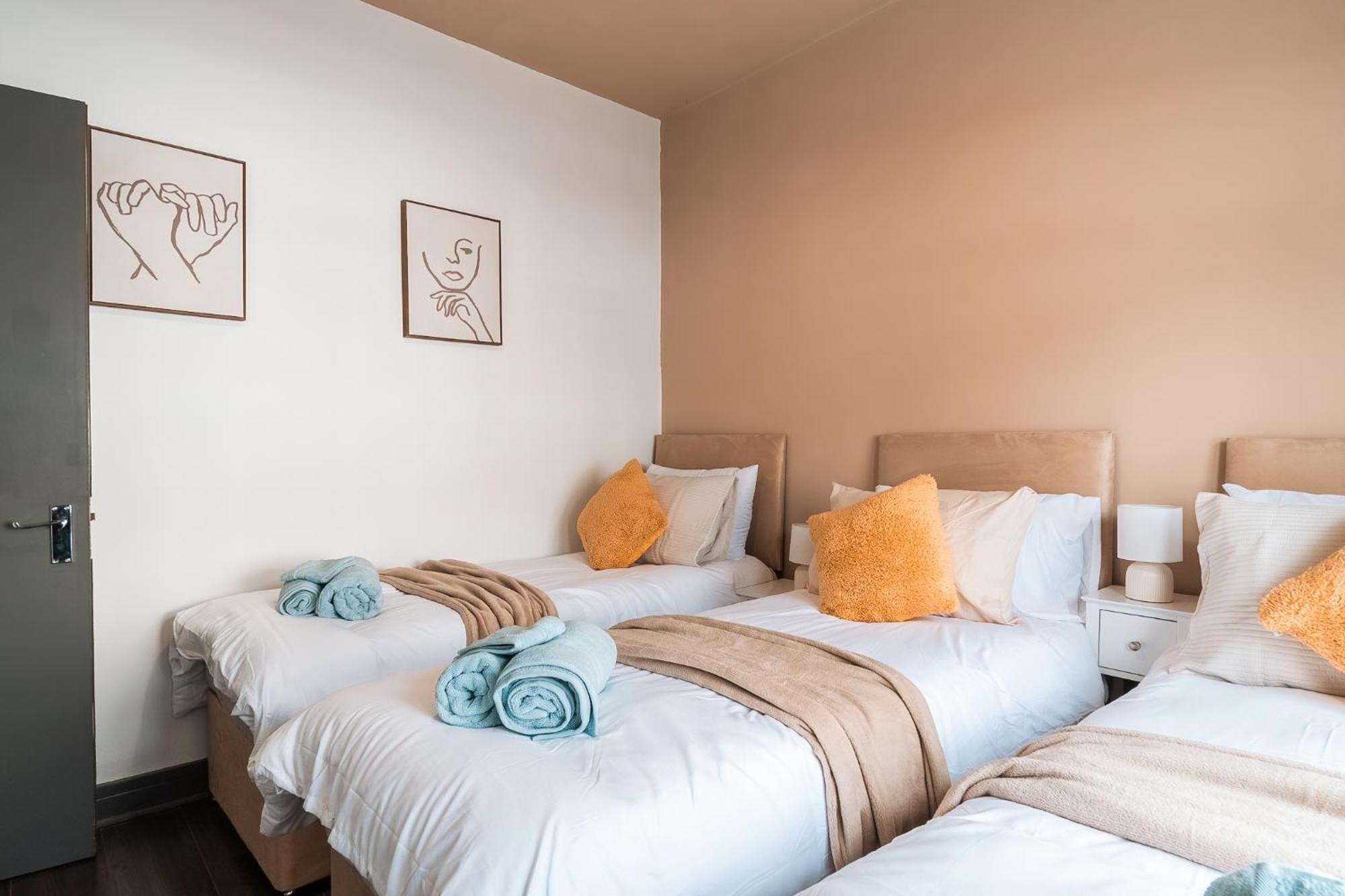 Holiday home Edmonton - 4 Bedrooms, Sleeps 8, 3 Bathroom Contractor Base *