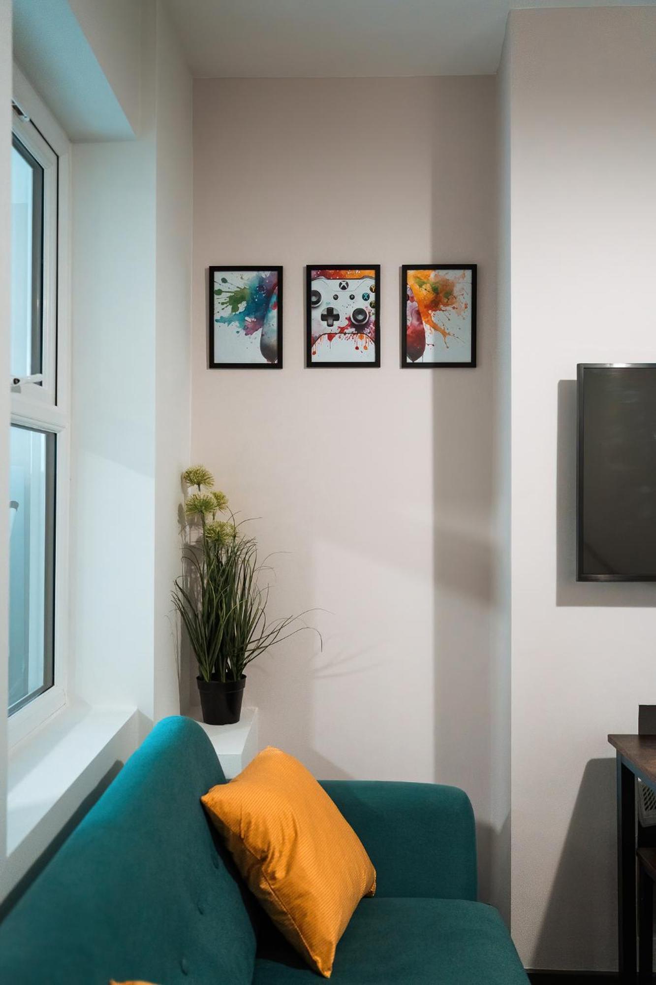 Edmonton - 4 Bedrooms, Sleeps 8, 3 Bathroom Contractor Base * London