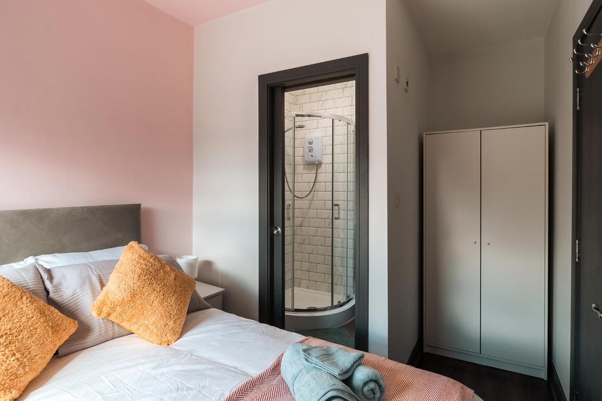 Edmonton - 4 Bedrooms, Sleeps 8, 3 Bathroom Contractor Base * London