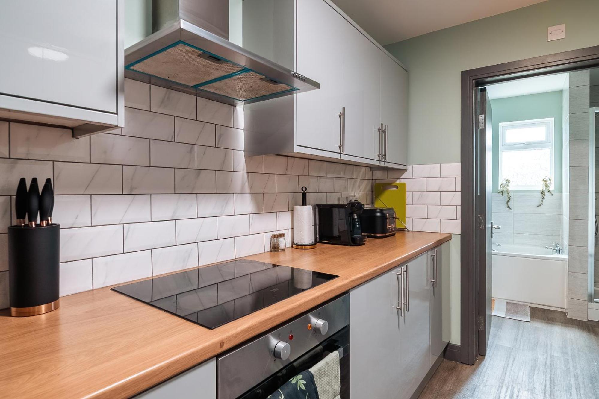 Edmonton - 4 Bedrooms, Sleeps 8, 3 Bathroom Contractor Base * London