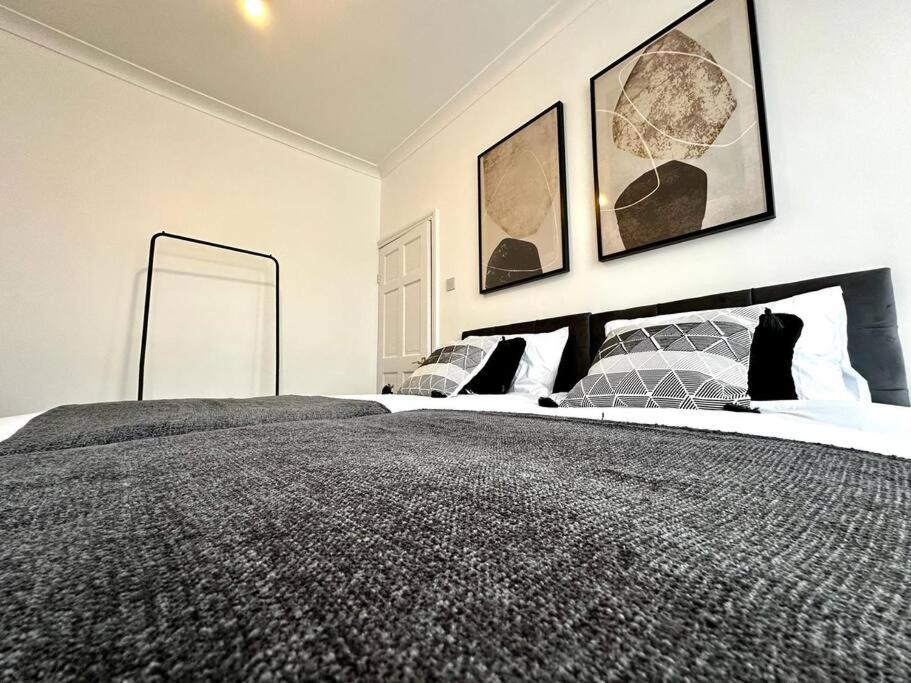 Serviced 4 Bed 2 Bath Manor Park House * Londen