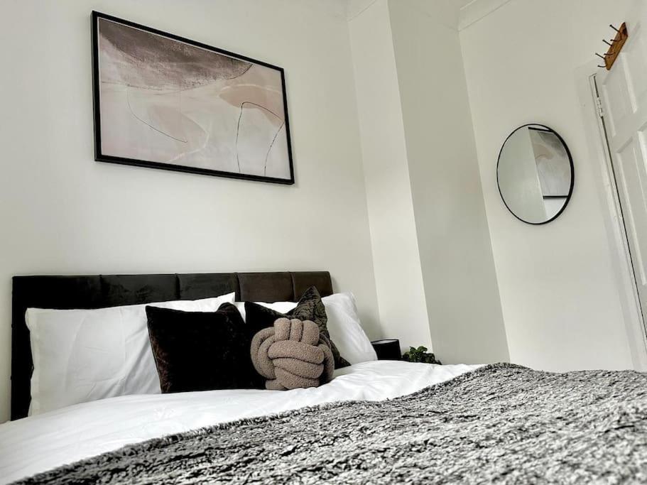 Serviced 4 Bed 2 Bath Manor Park House Appartement Londen