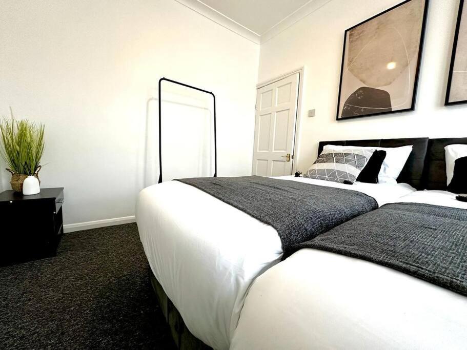 Serviced 4 Bed 2 Bath Manor Park House Londen