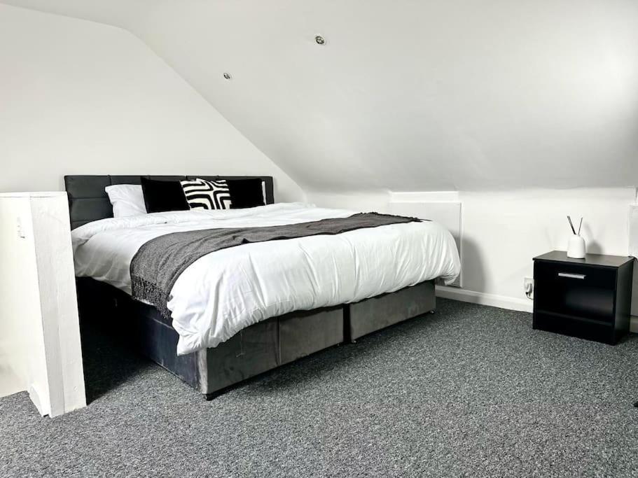 Serviced 4 Bed 2 Bath Manor Park House Londen