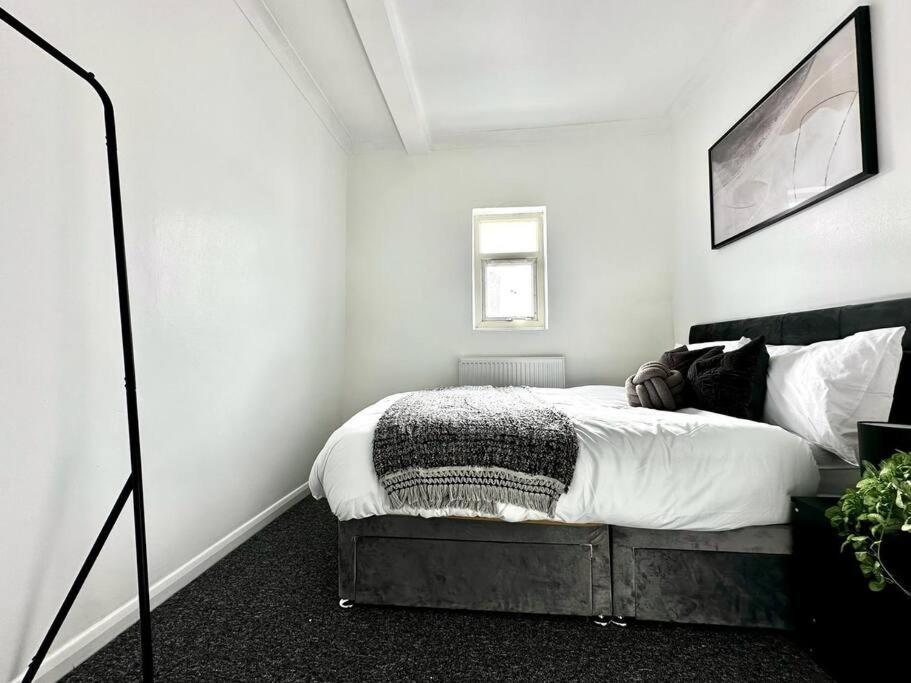 Serviced 4 Bed 2 Bath Manor Park House Appartement Londen