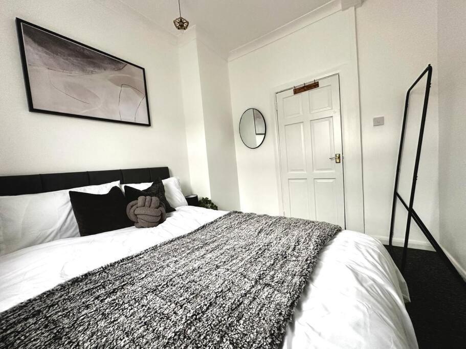 Appartement Serviced 4 Bed 2 Bath Manor Park House
