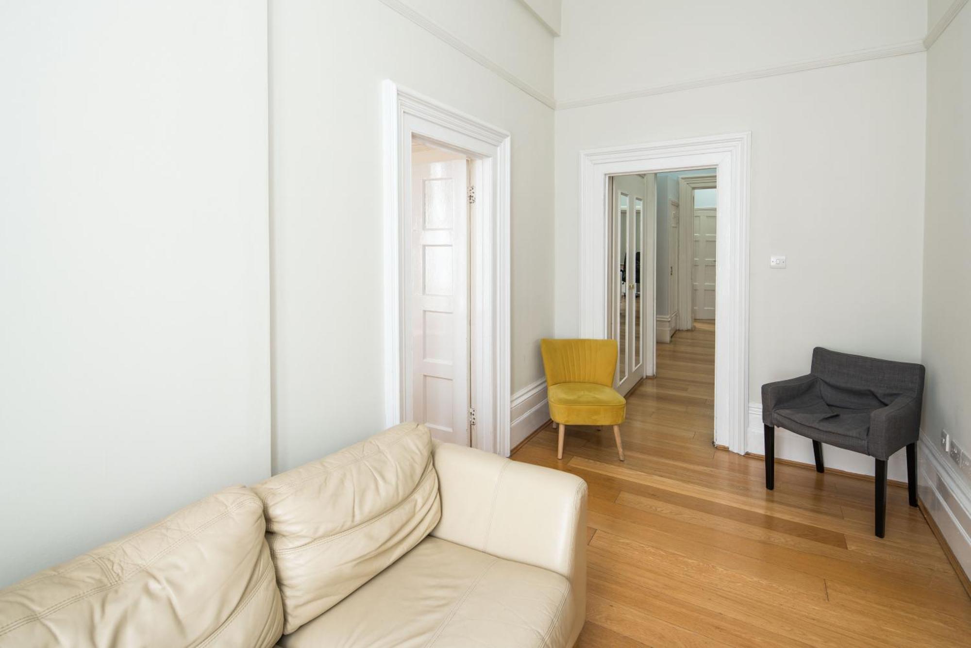 Apartment Four Beds By The Station London