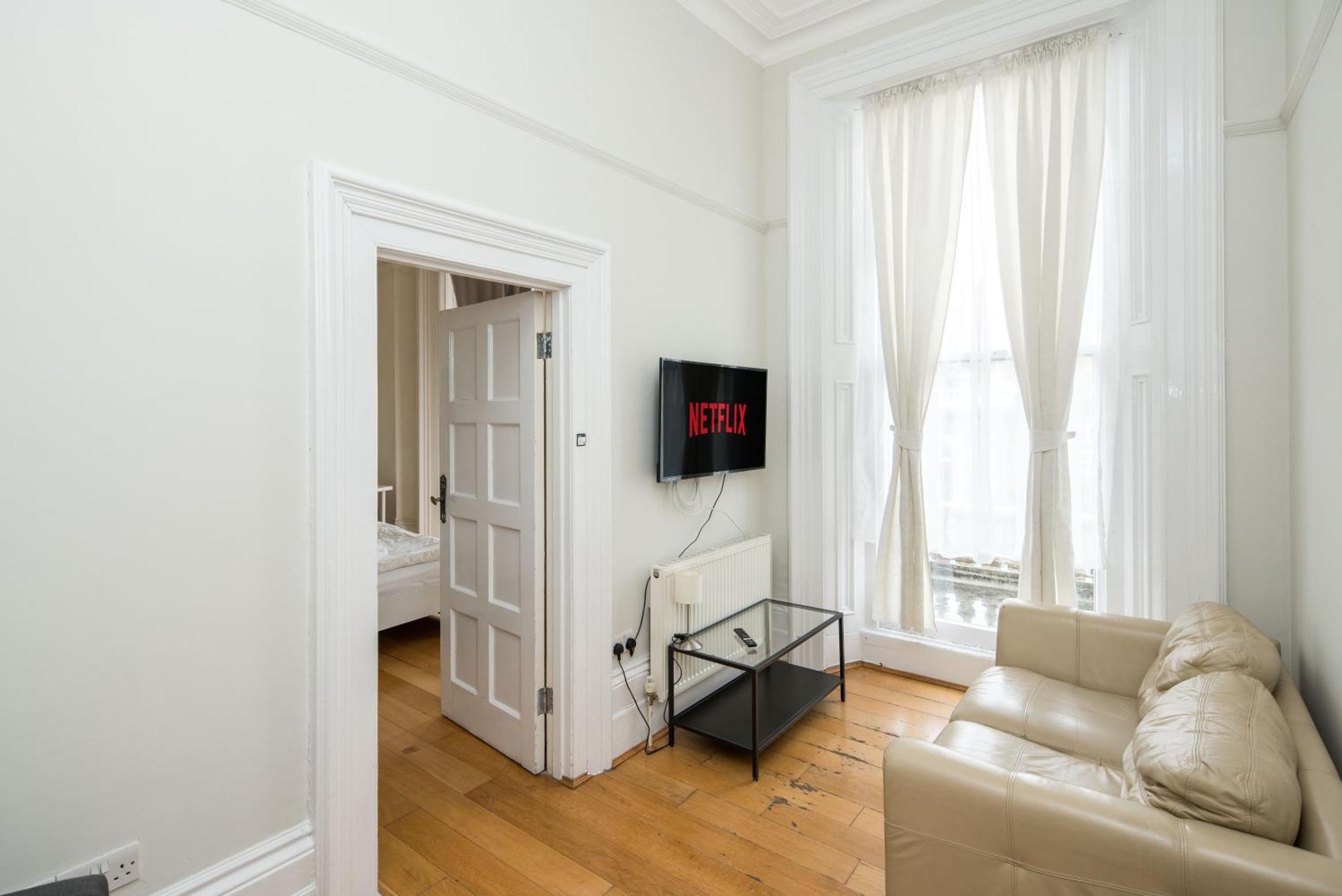 Apartment Four Beds By The Station