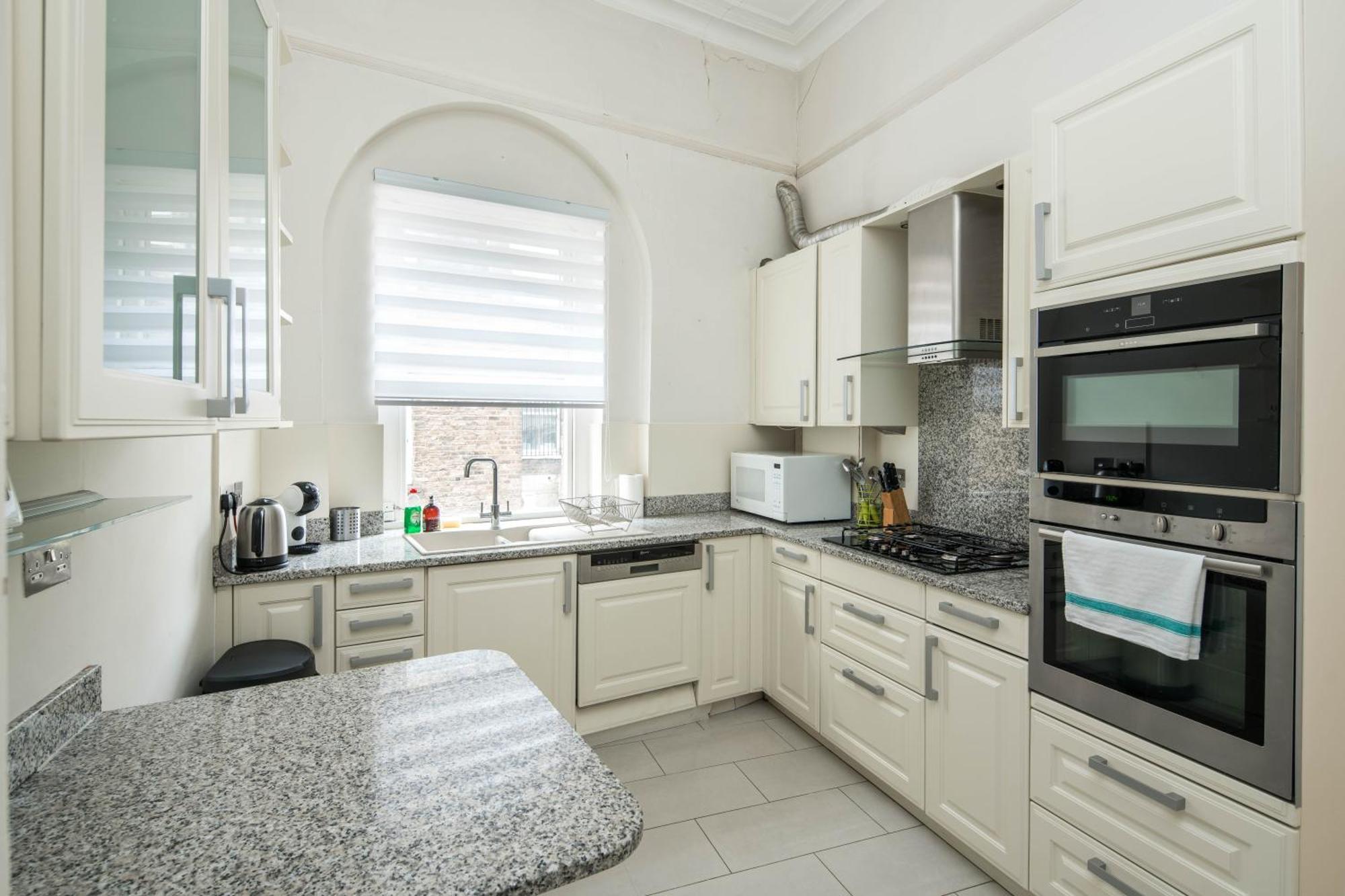 Four Beds By The Station Apartment