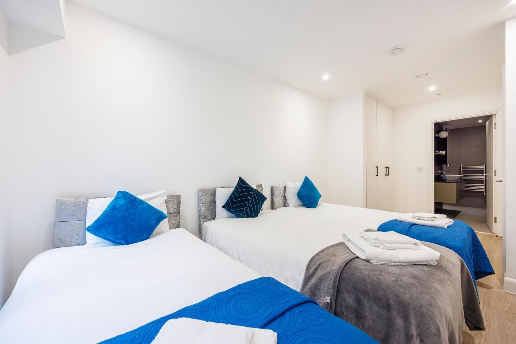 2&3 Bedrooms Near Excel - Modern Spacious For Larger Groups Appartement Londen