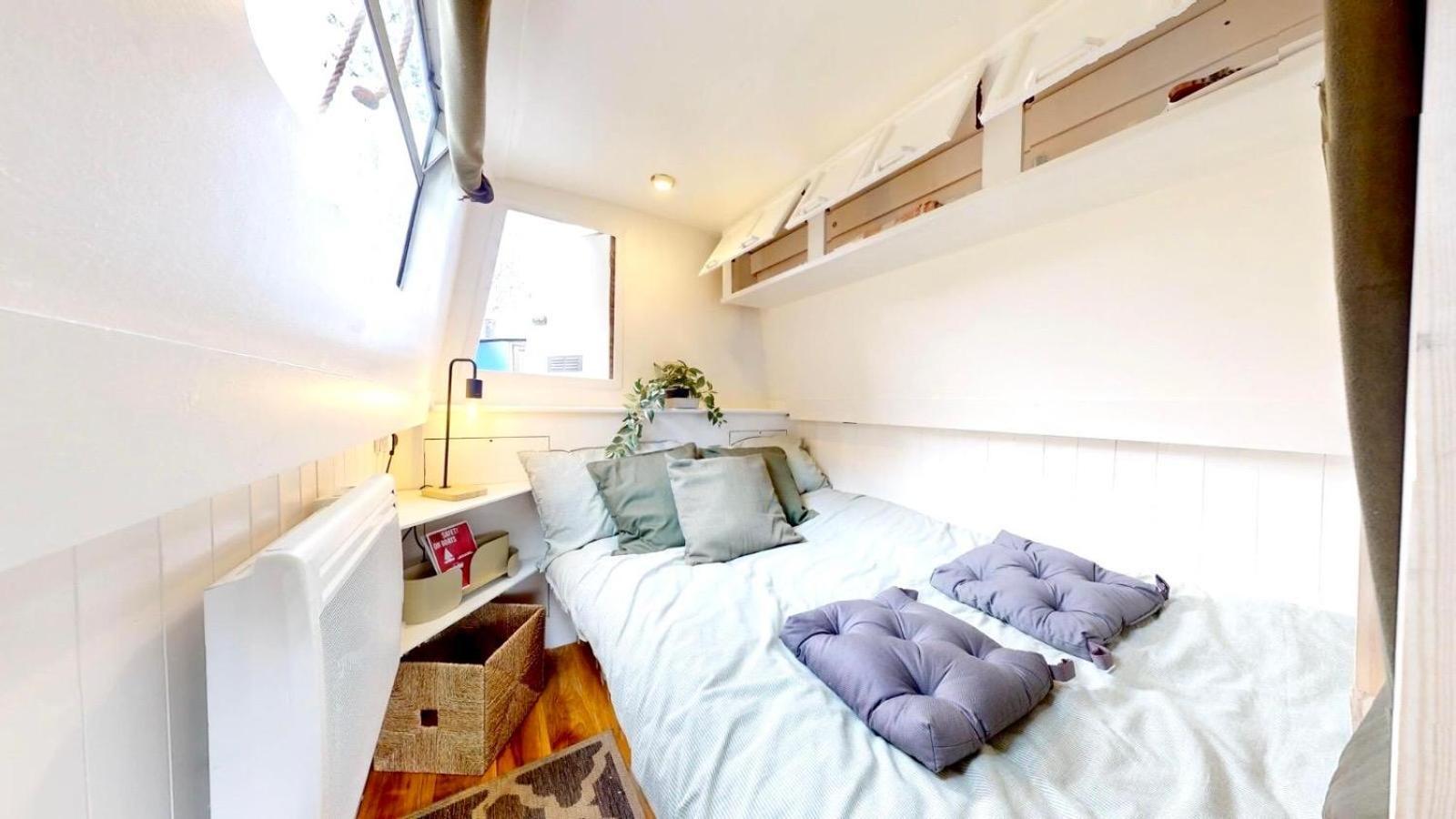 Botel Executive Houseboat In Little Venice London