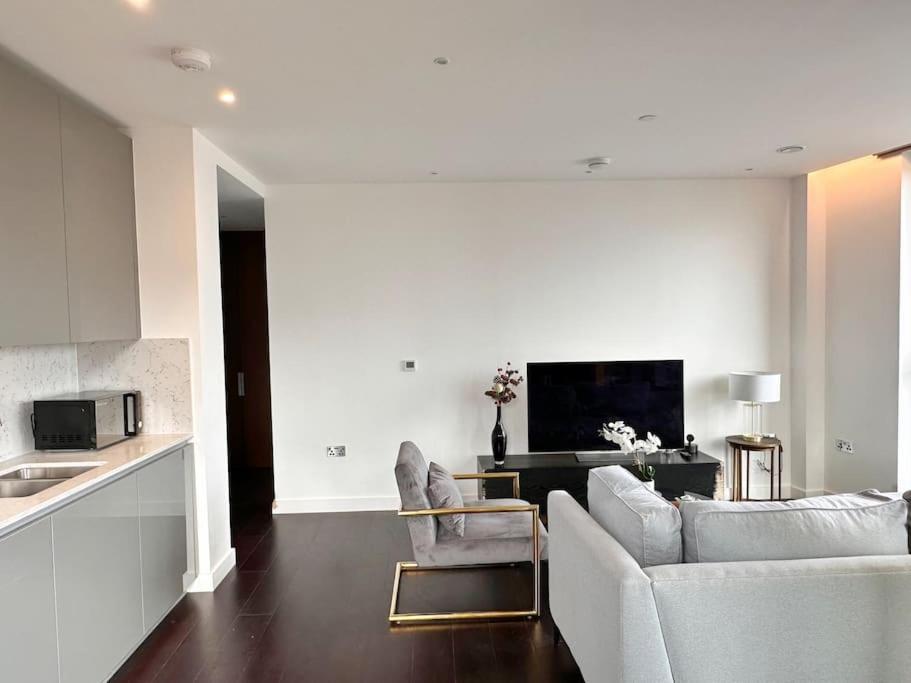 Luxurious And Spacious Near Us Embassy Apartment