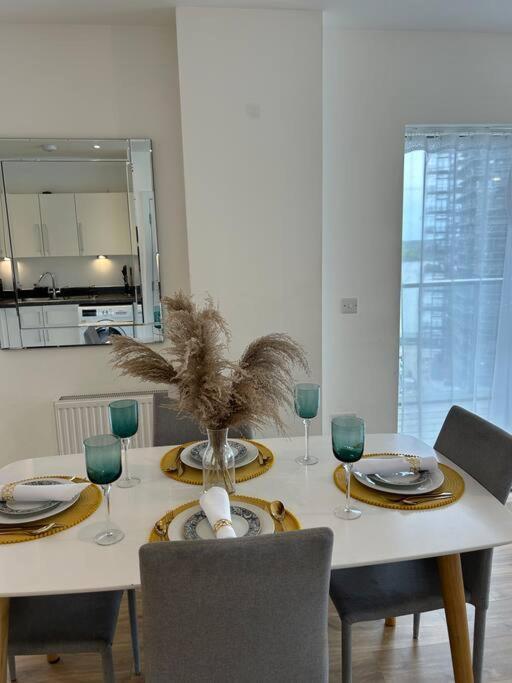 Contemporary Urban Retreat, 2-bedroom Haven By City Airport