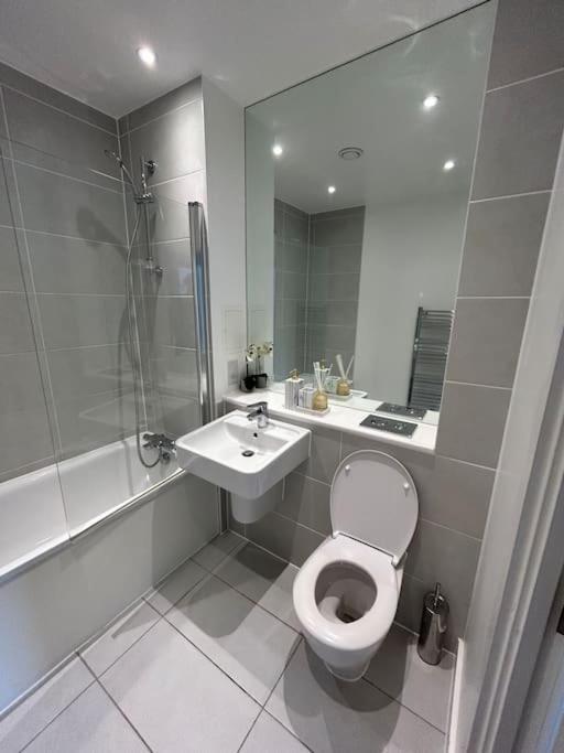 Contemporary Urban Retreat, 2-bedroom Haven By City Airport * London