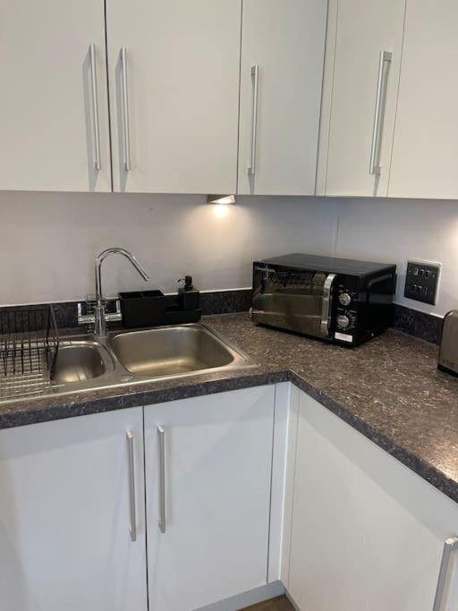 Contemporary Urban Retreat, 2-bedroom Haven By City Airport London