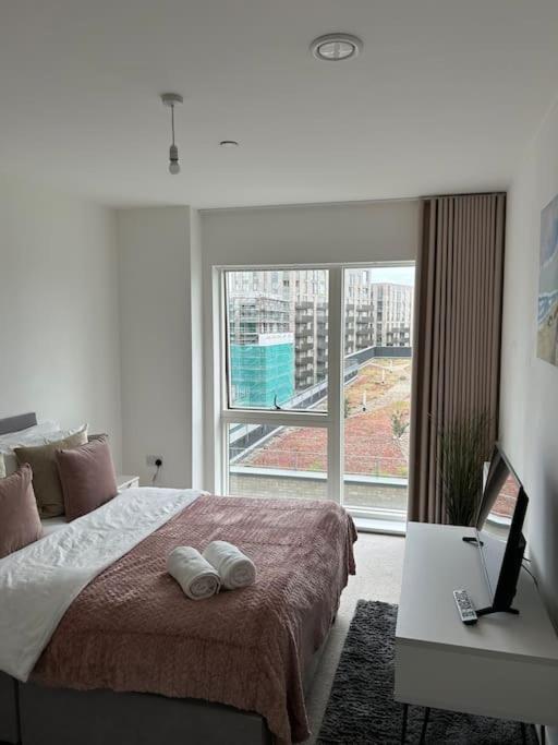 Contemporary Urban Retreat, 2-bedroom Haven By City Airport *
