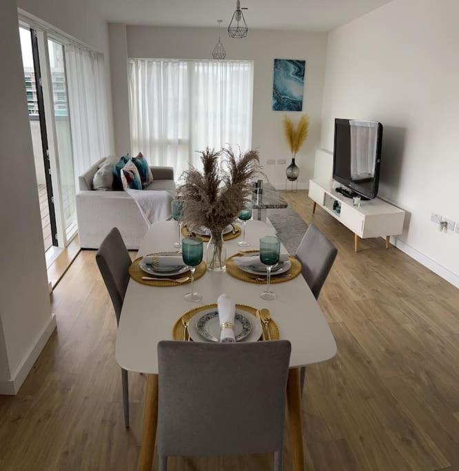 Contemporary Urban Retreat, 2-bedroom Haven By City Airport Apartment London