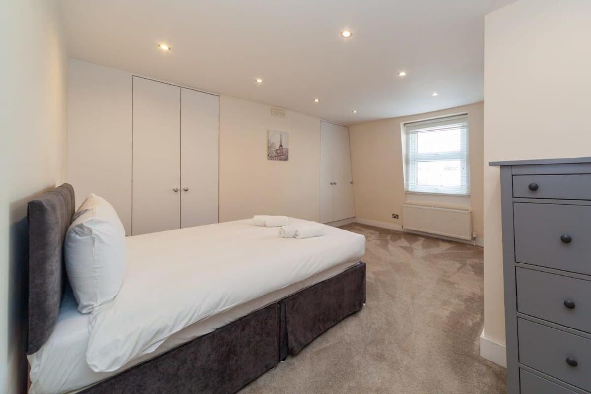 Spacious 2 Bedroom Maisonette In Stratford Londen