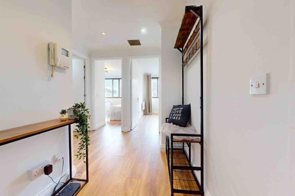 Luxstay 2br Earls Court Sleeps Up To 10 London