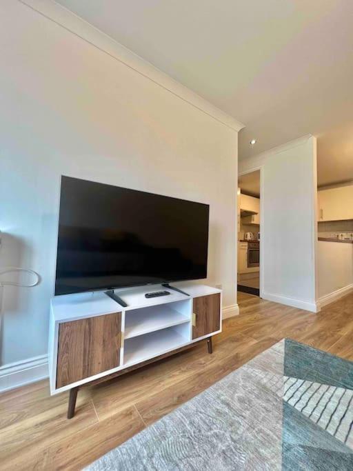 Luxstay 2br Earls Court Sleeps Up To 10 *