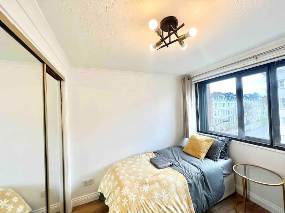 Luxstay 2br Earls Court Sleeps Up To 10 London