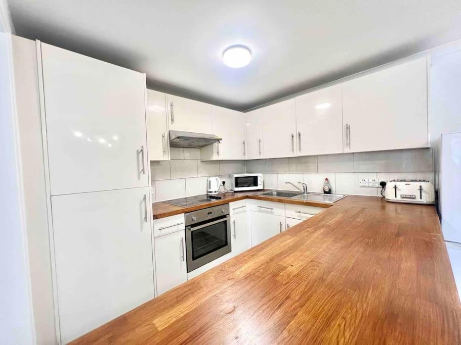 Luxstay 2br Earls Court Sleeps Up To 10 *