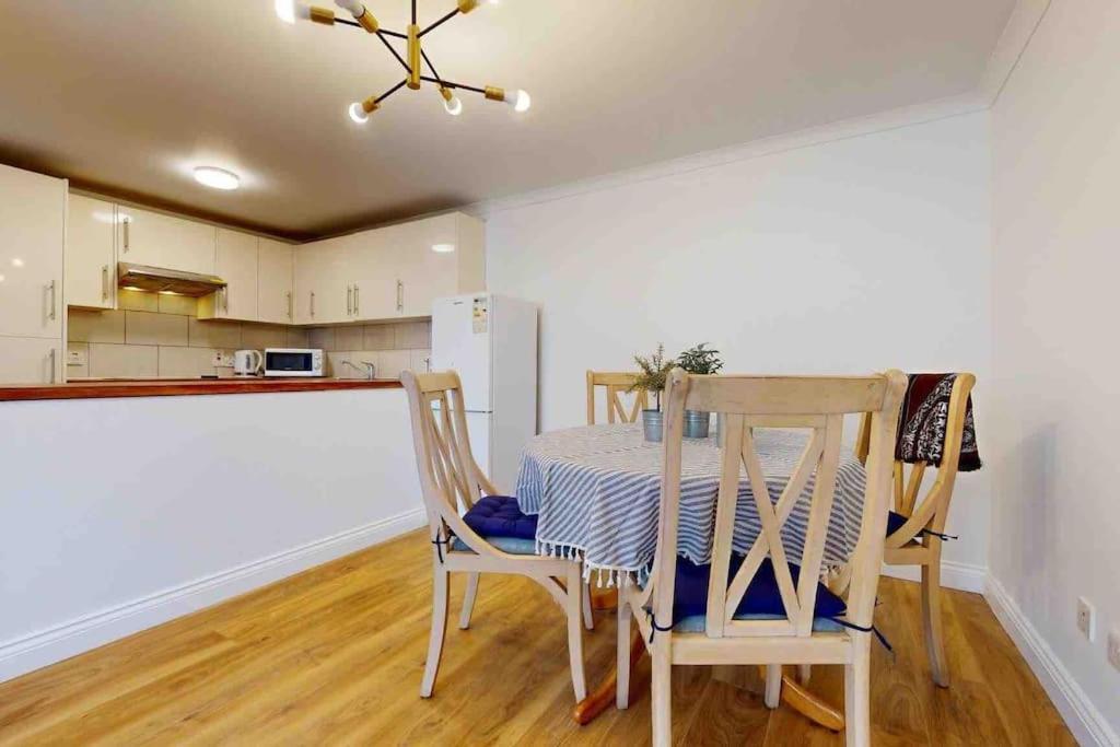 Luxstay 2br Earls Court Sleeps Up To 10 Apartment
