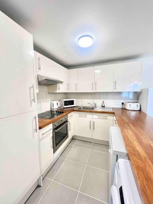Luxstay 2br Earls Court Sleeps Up To 10 *