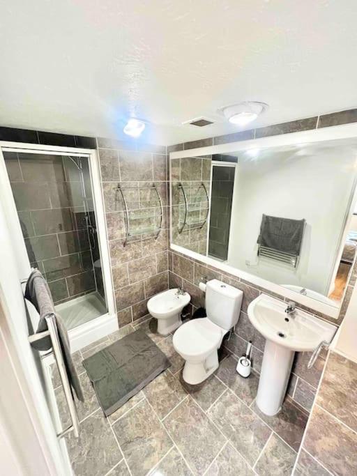 Luxstay 2br Earls Court Sleeps Up To 10