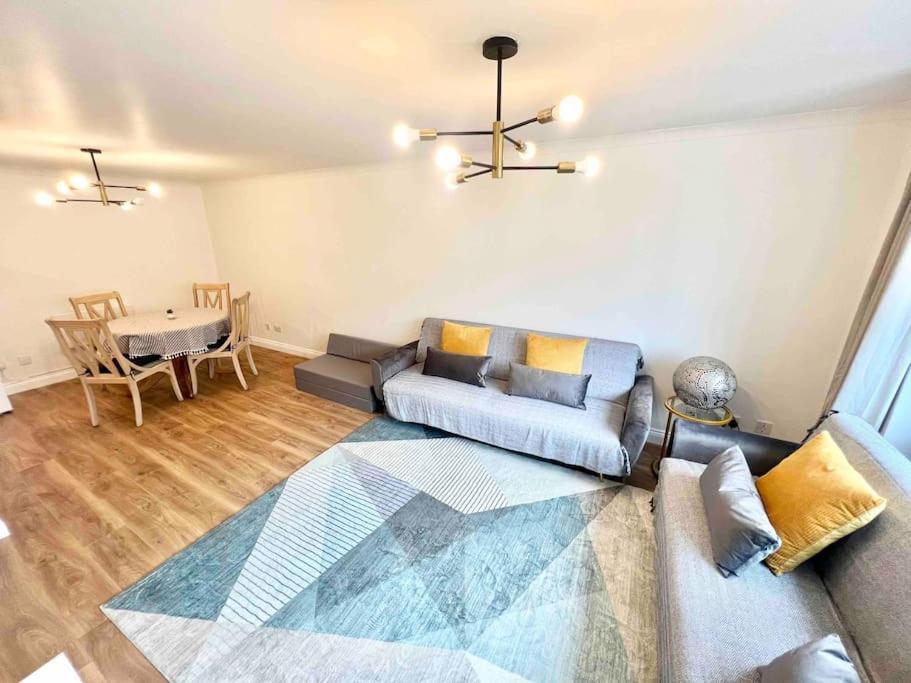 Luxstay 2br Earls Court Sleeps Up To 10 London