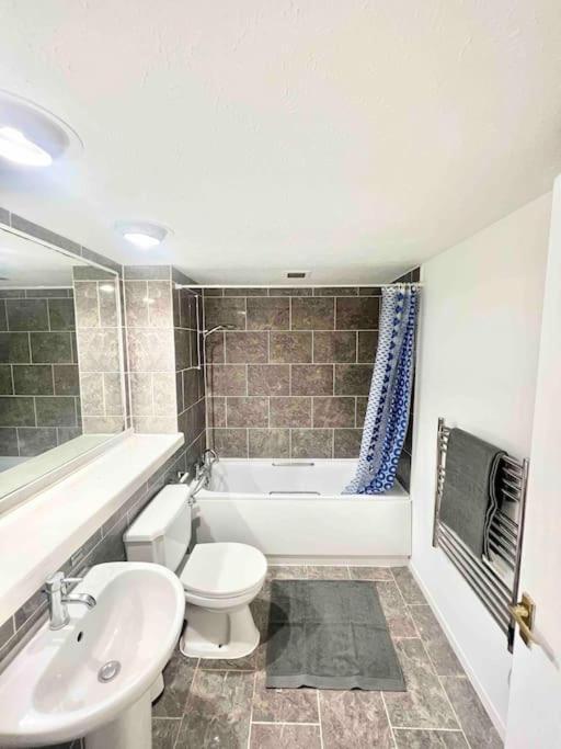 Apartment Luxstay 2br Earls Court Sleeps Up To 10 London