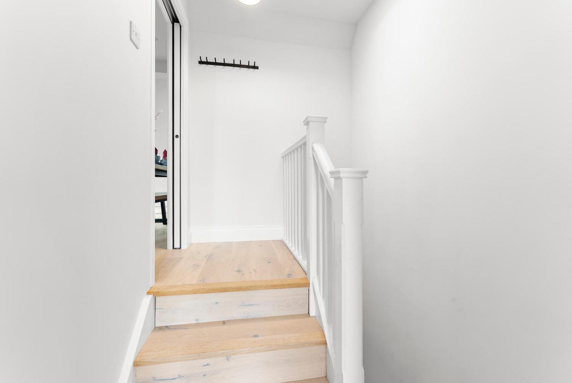 Peaceful Retreat With Balcony - Sleeps 9 Apartamento Londres