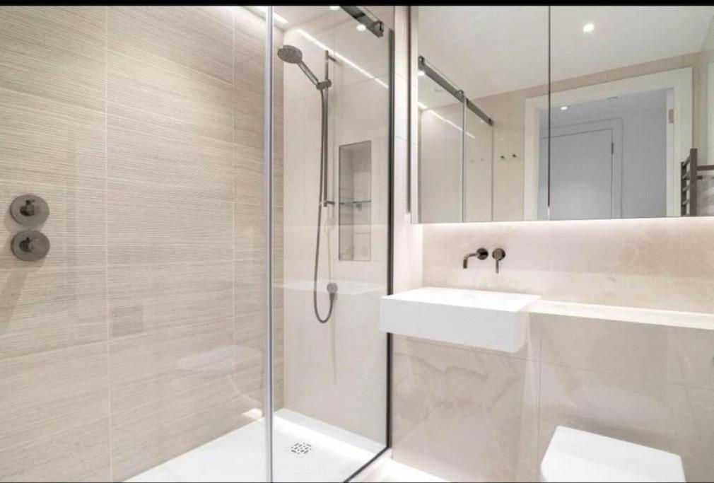 Luxury 2 Bed 2 Bath Modern Flat In White *