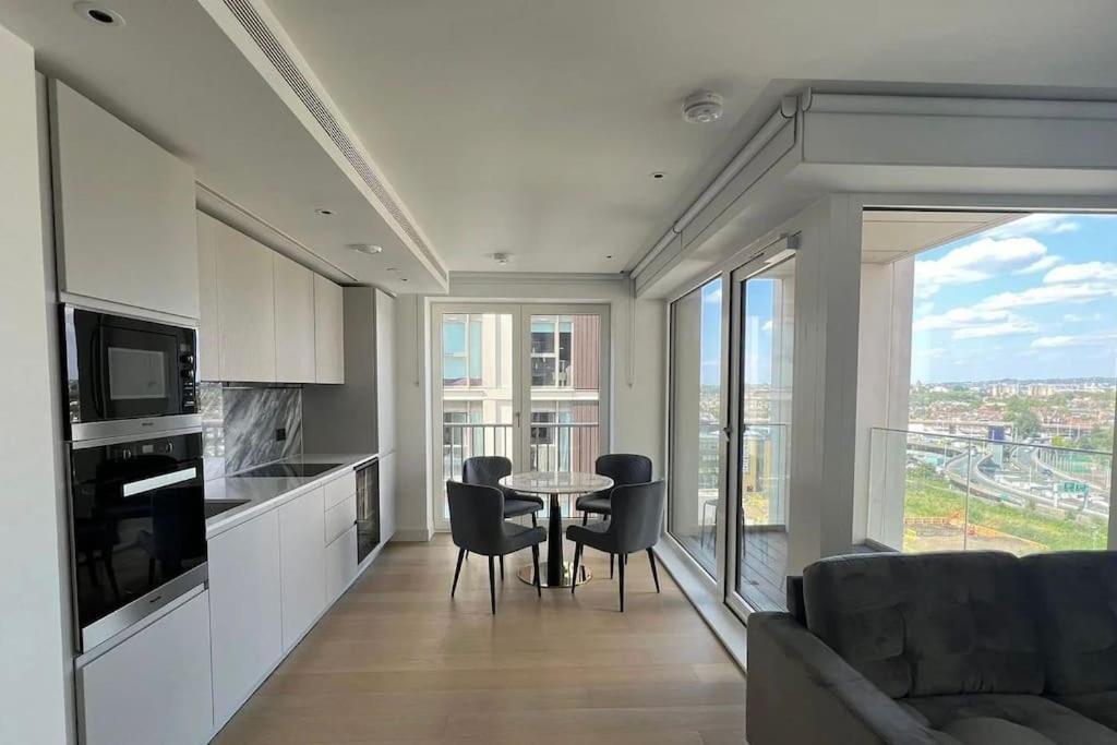 Luxury 2 Bed 2 Bath Modern Flat In White * Londres