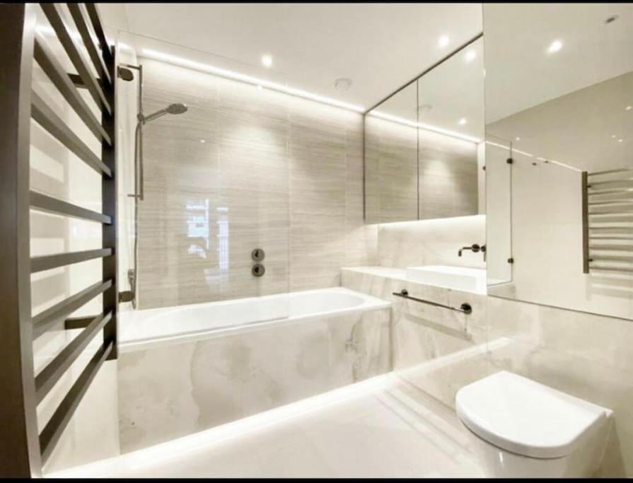 Luxury 2 Bed 2 Bath Modern Flat In White Londres