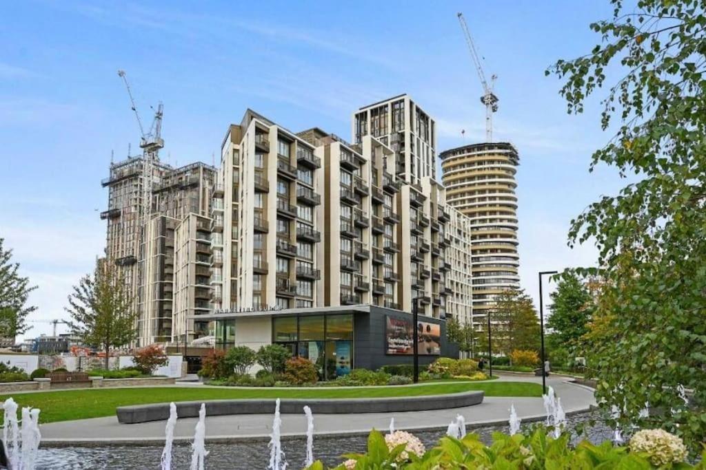 Luxury 2 Bed 2 Bath Modern Flat In White