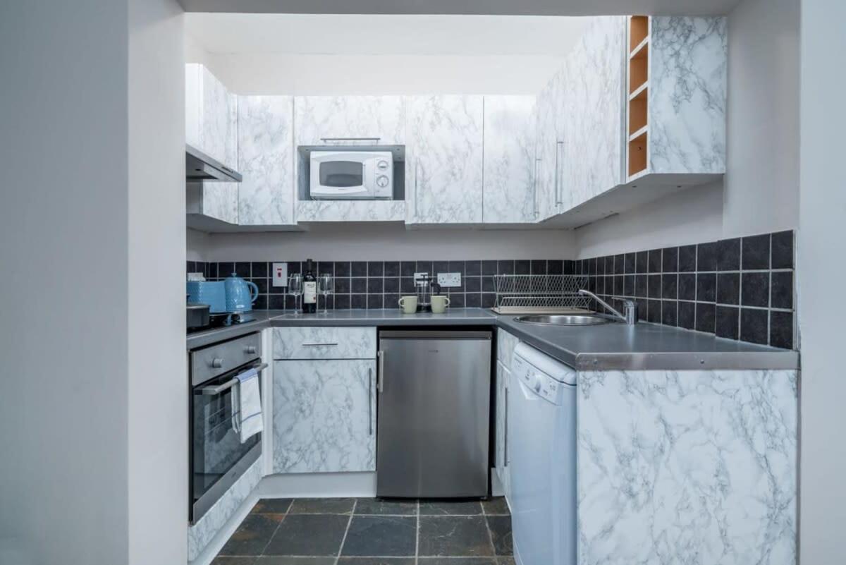 City Of Lovely Two Bedroom Apartment *