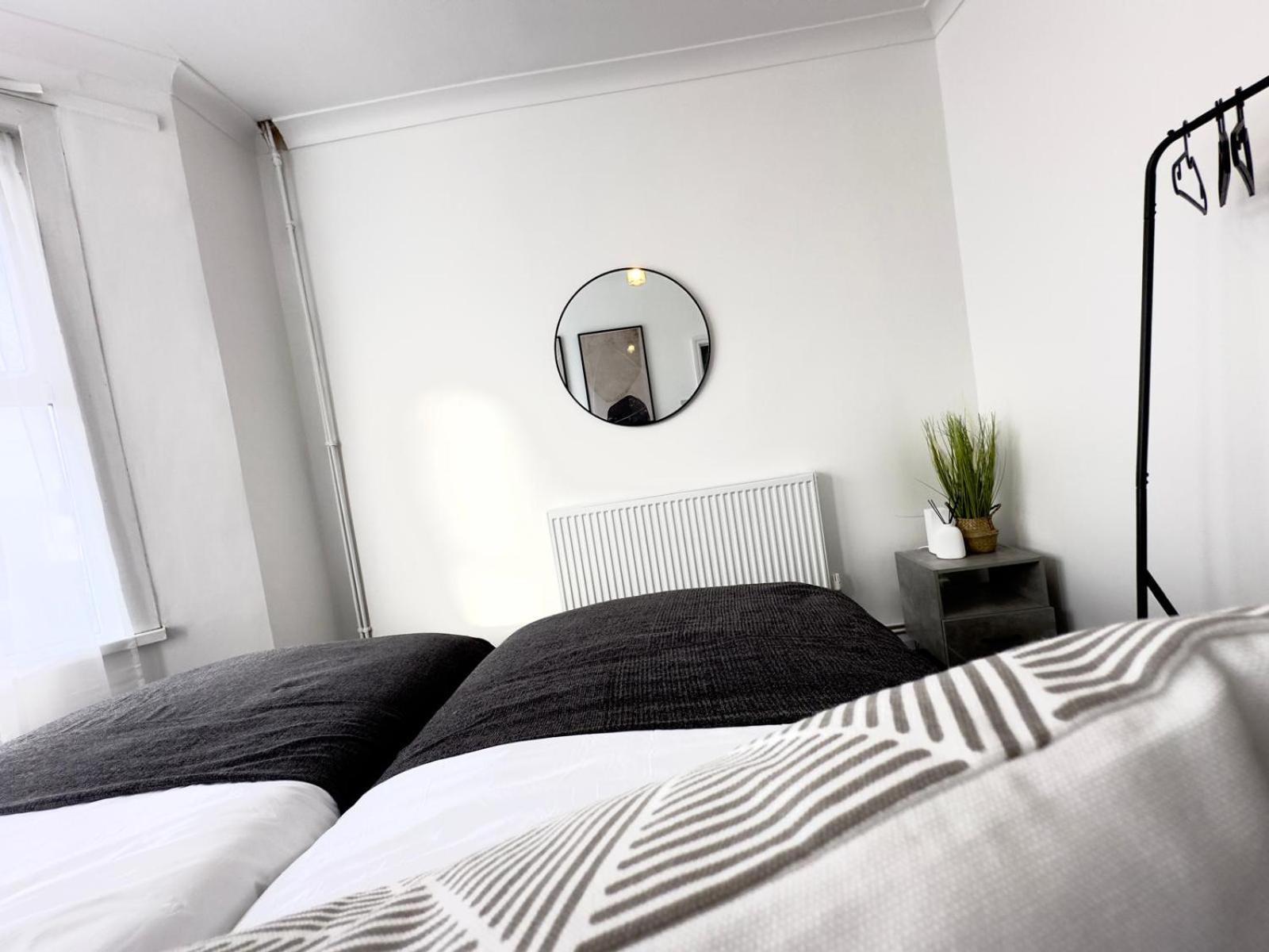 Appartement Serviced 4 Bed 2 Bath Manor Park House Londen