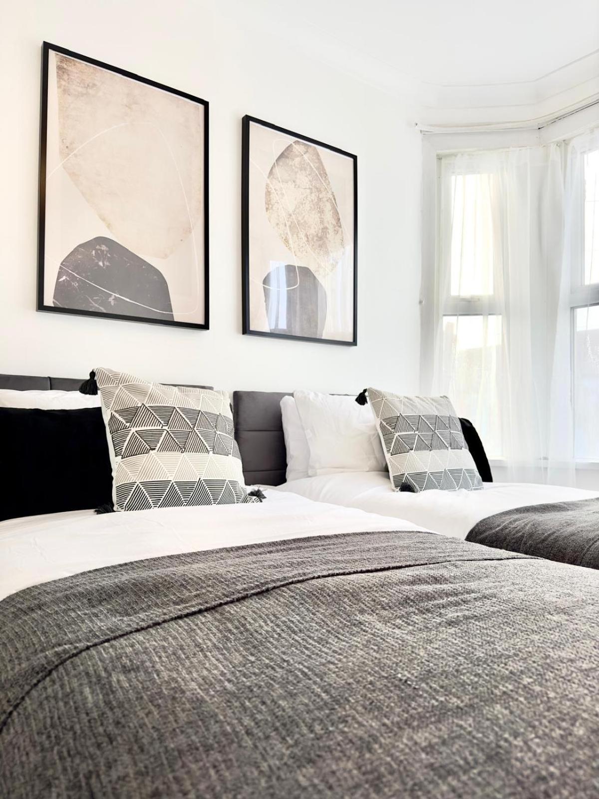 Serviced 4 Bed 2 Bath Manor Park House Appartement Londen