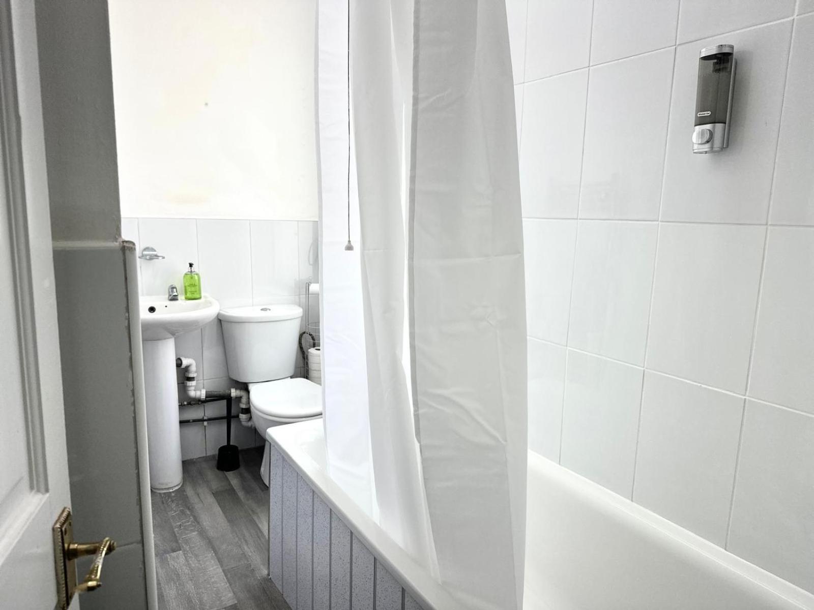 Appartement Serviced 4 Bed 2 Bath Manor Park House Londen